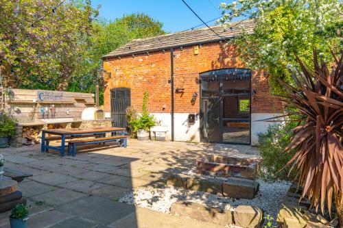 Exterior view, Luxury Escape with Cinema, Pool Table & Darts in Wortley