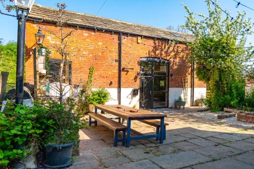 Exterior view, Luxury Escape with Cinema, Pool Table & Darts in Wortley