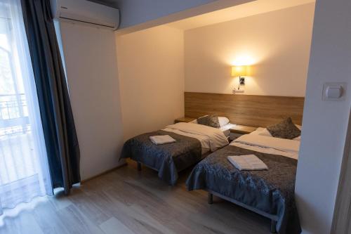 3 twin beds