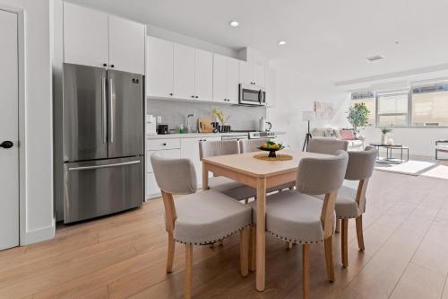 Modern Retreat in Koreatown - Perfect for Your LA Stay! in Los Angeles, USA