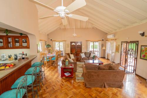 Hibiscus House in แบล็กร็อค