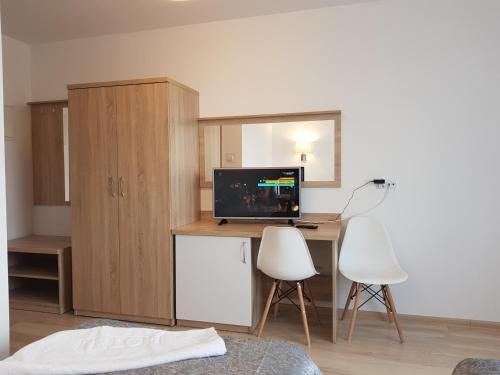 3 twin beds