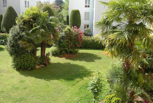 Apartment with Garden View