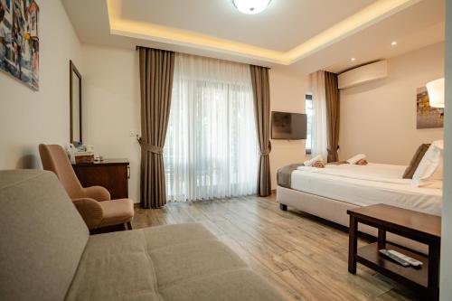 1 queen bed, 1 sofa bed