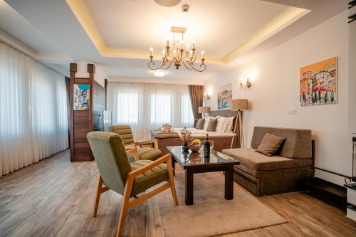 1 queen bed, 2 sofa beds
