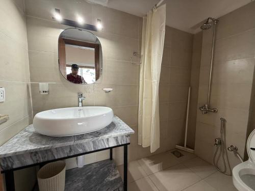 Haven Pine Vista Khaira Gali - 4BR Home with Balcony BBQ & Valley Views - image 2