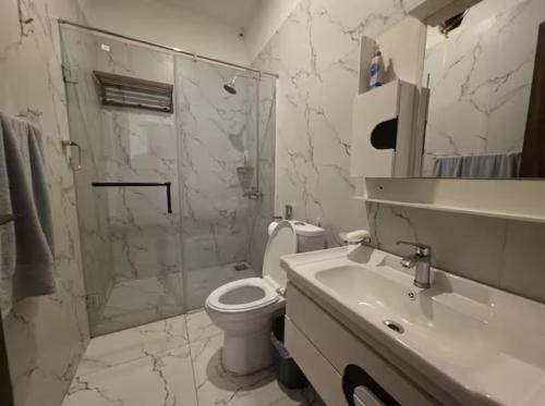 Haven Pine Vista Khaira Gali - 4BR Home with Balcony BBQ & Valley Views - image 13