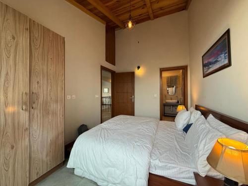 Haven Pine Vista Khaira Gali - 4BR Home with Balcony BBQ & Valley Views - image 3
