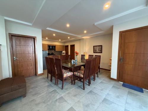 Haven Pine Vista Khaira Gali - 4BR Home with Balcony BBQ & Valley Views - image 7
