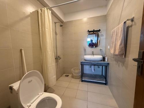 Haven Pine Vista Khaira Gali - 4BR Home with Balcony BBQ & Valley Views - image 6