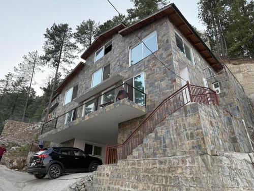 Haven Lodge Khaira Gali by Haven Holiday Homes - 4BR Mountain Home with Balcony Views in Ayubia