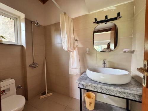 Haven Pine Vista Khaira Gali - 4BR Home with Balcony BBQ & Valley Views - image 9