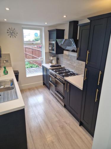 Modern 5 bedroom house with parking, London