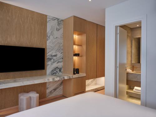 Nur City Suites, Atény