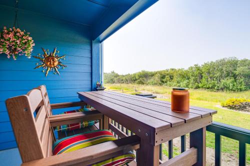 Ocean Shores Condo with Balcony Less Than 1 Mi to Beach!