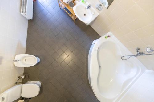 Deluxe King Suite image 8