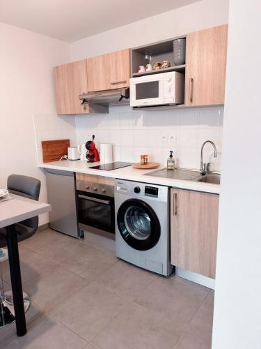 Kitchen, L'Occitan T2 a 10 minutes du cœur de Toulouse Parking prive et Metro in Croix-Daurade