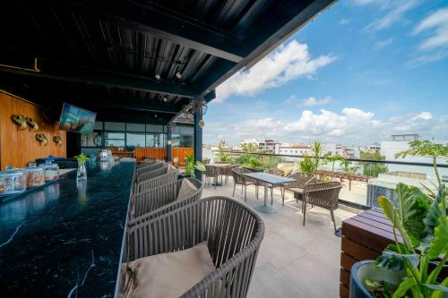1 BR Condo with Rooftop Pool & Bar - At IT Residences - Condo Iris