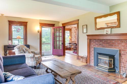 . 2 Mi to Chardon Square: Family Farmhouse Escape
