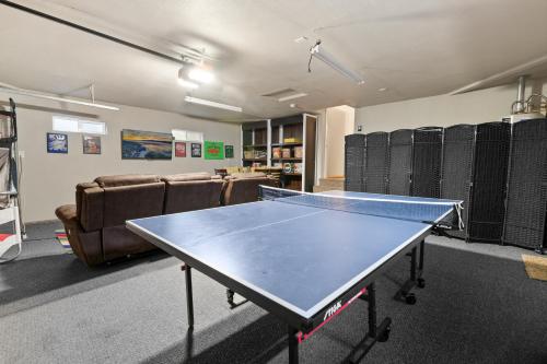 NEW Hot Tub,Graffiti Game Room, Pet-Friendly Yard in Big Bear City, USA