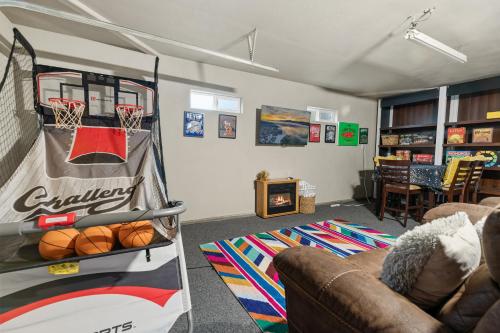 NEW Hot Tub,Graffiti Game Room, Pet-Friendly Yard in Big Bear City, USA