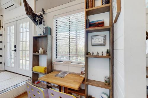 Chimney Rock Tiny Home in Canyon Lake, USA