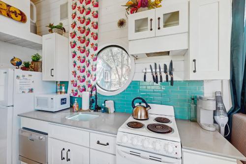 Chimney Rock Tiny Home in Canyon Lake, USA