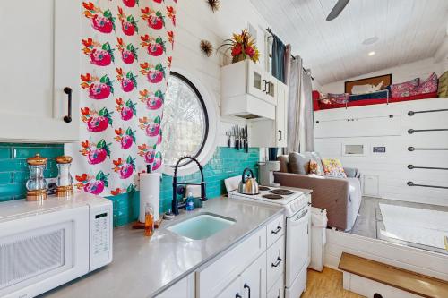 Chimney Rock Tiny Home in Canyon Lake, USA