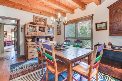 10 Mi to Santa Fe Plaza Casita with Mtn View! in Rancho Encantado, USA