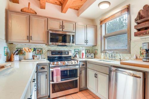 10 Mi to Santa Fe Plaza Casita with Mtn View! in Rancho Encantado, USA