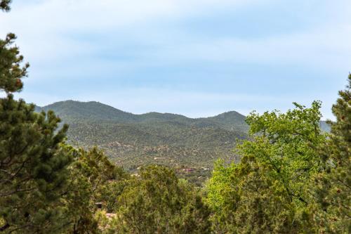 10 Mi to Santa Fe Plaza Casita with Mtn View! in Rancho Encantado, USA