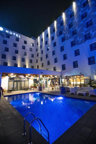 Swimming pool, ONOMO Hotel Kampala in Kampala