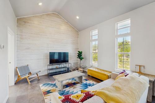 Cloud Top Barnhouse in Canyon Lake, USA