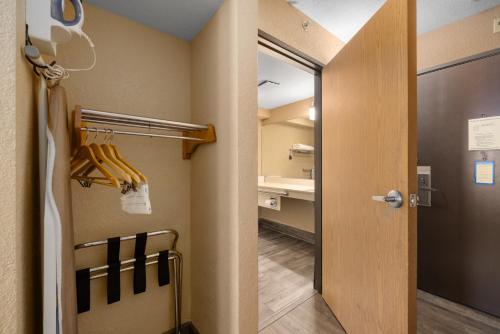 King Room with Mobility/Hearing Impaired Access - Non-Smoking room in Ramada by Wyndham Portland