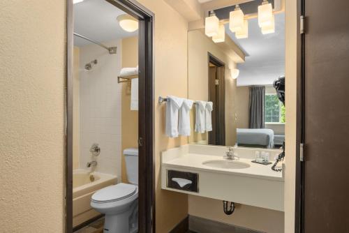 King Room - Non-Smoking image 3
