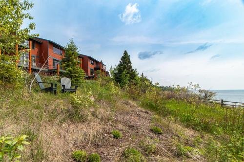 Incredible Views w Garage on Lake and bike trail in Tofte (MN)