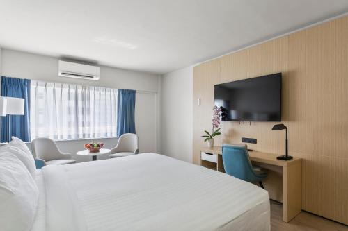 Deluxe King Room image 3