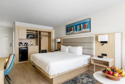 Deluxe King Room image 2
