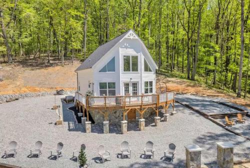 Vineyard Cottage in Wine Country with Hot Tub in Jonesville