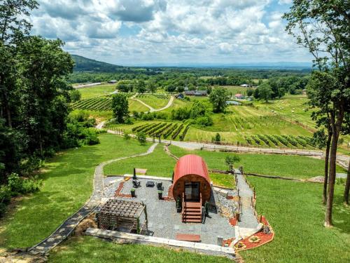 Vineyard Cottage in Wine Country with Hot Tub in Jonesville