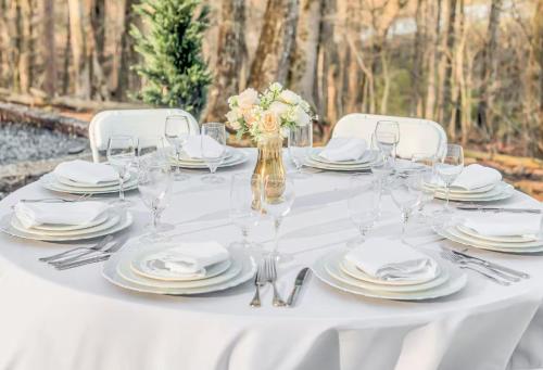 Vineyard Cottage in Wine Country with Hot Tub in Jonesville