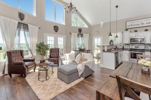 Vineyard Cottage in Wine Country with Hot Tub in Jonesville