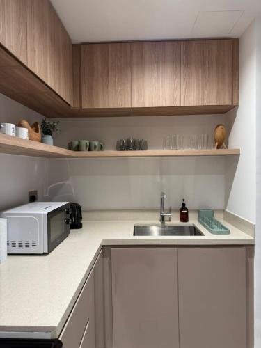 Canal View 1BR - Business Bay - Fully Furnished - image 6