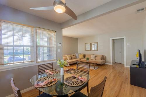 Centrally Located Cottage Near Lake Trails Shops in La Mesa