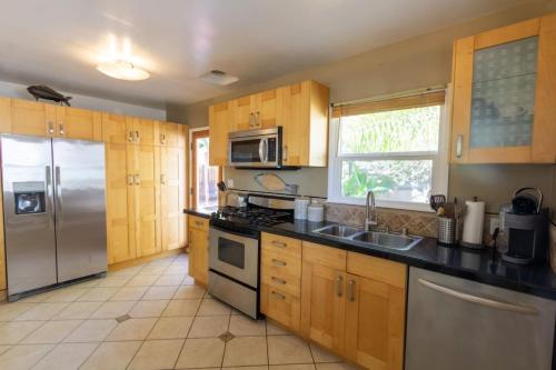 Centrally Located Cottage Near Lake Trails Shops in La Mesa
