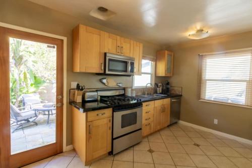 Centrally Located Cottage Near Lake Trails Shops in La Mesa