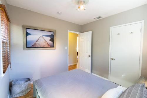 Centrally Located Cottage Near Lake Trails Shops in La Mesa