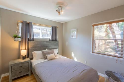 Centrally Located Cottage Near Lake Trails Shops in La Mesa