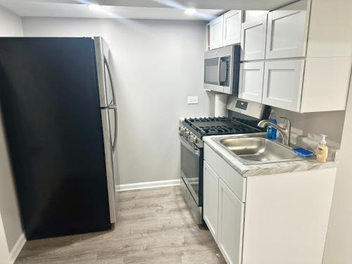 Kitchen, Super Amazing Place To Stay Near Downtown! Free Parking in Grand Boulevard
