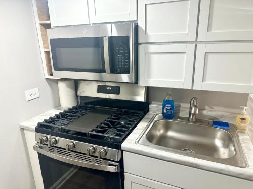 Kitchen, Super Amazing Place To Stay Near Downtown! Free Parking in Grand Boulevard